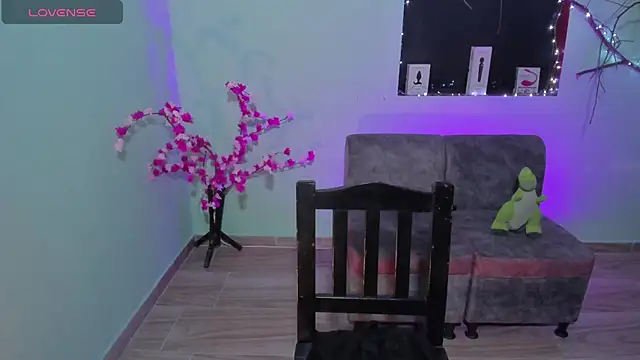 Snapshot of CamilaHarperr_ chatting on 12/04/25, 10:35 CamilaHarperr online show from 12/04/25, 10:35