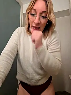 Snapshot of Giuliana_baby chatting on 11/17/25, 09:20 Giuliana baby online show from 11/17/25, 09:20