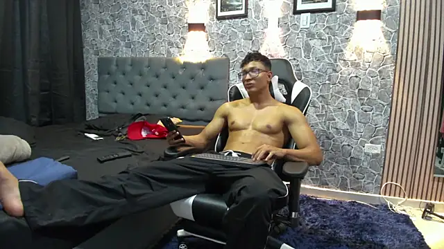 Snapshot of chriss_jones1 chatting on 09/23/25, 10:35 chriss jones1 online show from 09/23/25, 10:35