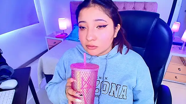 Snapshot of Emma_monserrat chatting on 11/13/25, 07:35 Emma monserrat online show from 11/13/25, 07:35