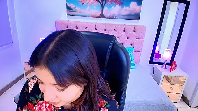 Snapshot of Emma_monserrat chatting on 11/15/25, 07:32 Emma monserrat online show from 11/15/25, 07:32