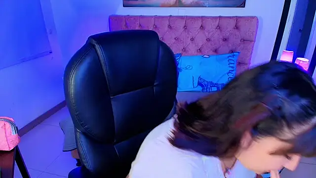 Snapshot of Emma_monserrat chatting on 11/21/25, 08:29 Emma monserrat online show from 11/21/25, 08:29