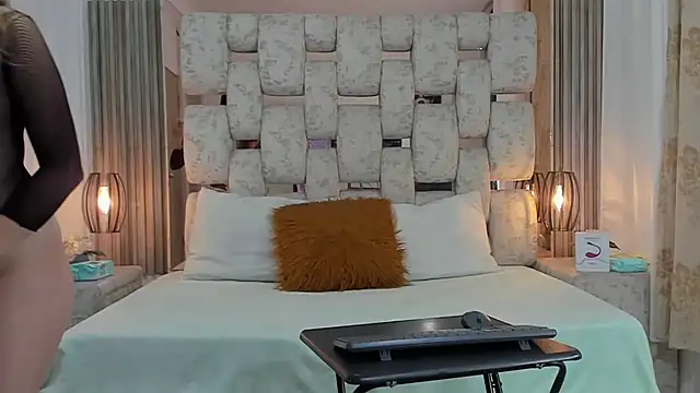 Snapshot of SaraANDjhony chatting on 01/09/25, 12:52 SaraANDjhony online show from 01/09/25, 12:52