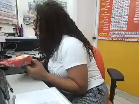 Snapshot of Ivon-09 chatting on 02/02/25, 06:42 Ivon-09 online show from 02/02/25, 06:42