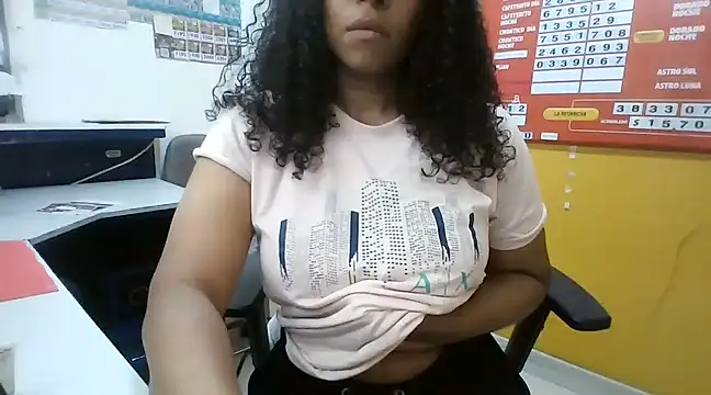 Snapshot of Ivon-09 chatting on 02/23/25, 06:56 Ivon-09 online show from 02/23/25, 06:56