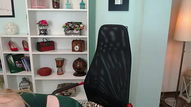 LisaCaprice online show from 10/09/25, 04:21