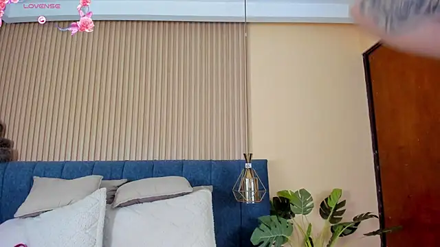 Snapshot of kathecute__ chatting on 11/21/25, 01:37 kathecute online show from 11/21/25, 01:37