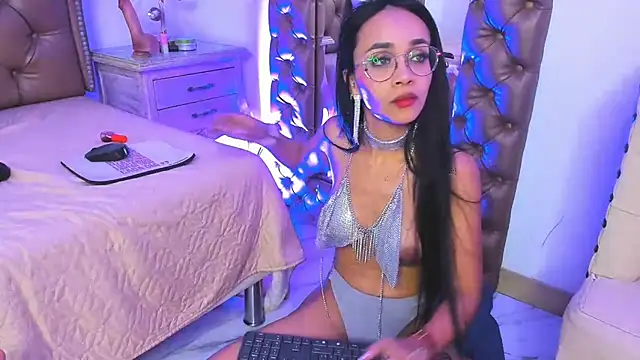 SamanthaFerrer   online show from 01/05/25, 12:52
