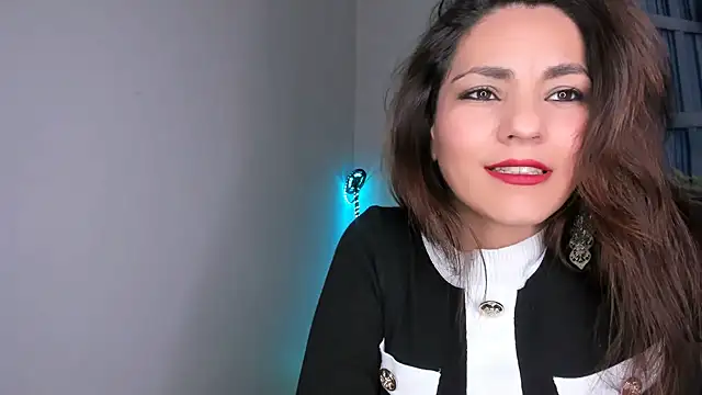 Snapshot of Chanel_shaw chatting on 10/28/25, 05:37 Chanel shaw online show from 10/28/25, 05:37