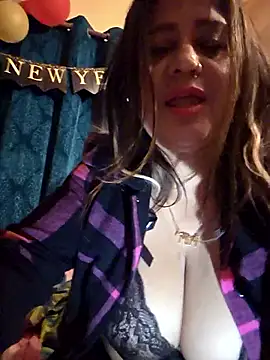 Snapshot of Hot_Queen77 chatting on 01/10/26, 05:37 Hot Queen77 online show from 01/10/26, 05:37