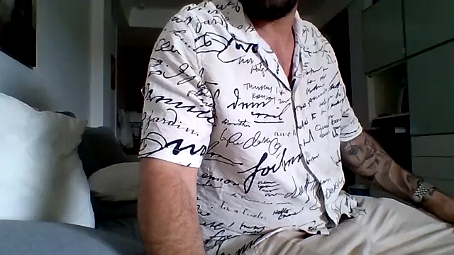 Snapshot of bobotatto chatting on 05/06/26, 01:38 bobotatto online show from 05/06/26, 01:38