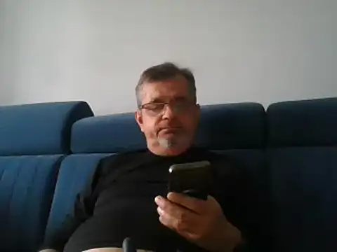 Snapshot of axecoman60 chatting on 02/01/25, 11:54 axecoman60 online show from 02/01/25, 11:54