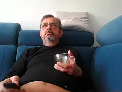 Snapshot of axecoman60 chatting on 02/16/25, 11:27 axecoman60 online show from 02/16/25, 11:27