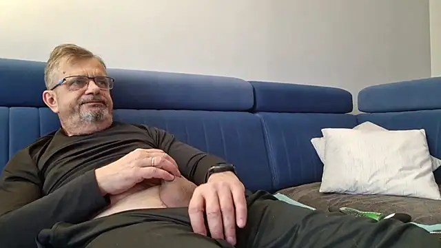 Snapshot of axecoman60 chatting on 02/26/25, 08:04 axecoman60 online show from 02/26/25, 08:04