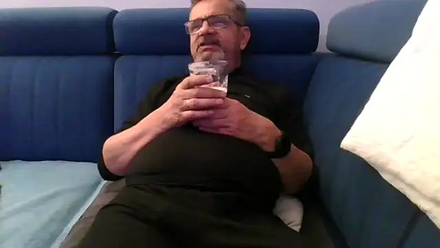 Snapshot of axecoman60 chatting on 03/07/25, 06:11 axecoman60 online show from 03/07/25, 06:11