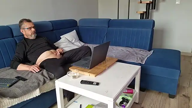 Snapshot of axecoman60 chatting on 03/13/25, 09:10 axecoman60 online show from 03/13/25, 09:10