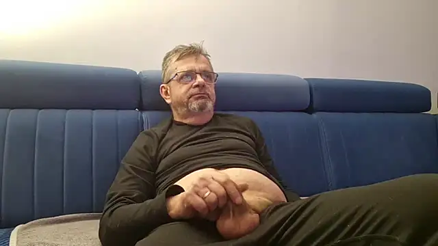 Snapshot of axecoman60 chatting on 03/18/25, 07:53 axecoman60 online show from 03/18/25, 07:53