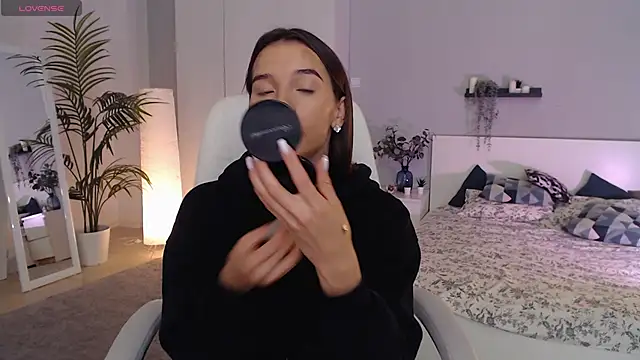 Snapshot of Bellla_Haddid chatting on 09/24/25, 01:31 Bellla Haddid online show from 09/24/25, 01:31