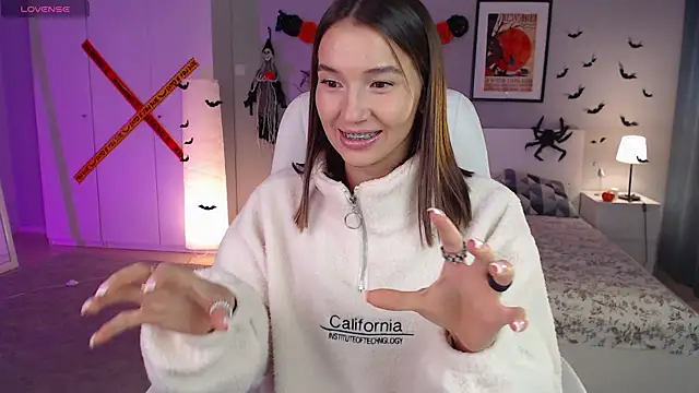 Snapshot of Bellla_Haddid chatting on 10/24/25, 01:46 Bellla Haddid online show from 10/24/25, 01:46