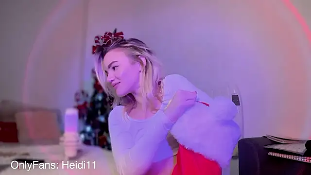 Snapshot of Heidi11 chatting on 12/17/24, 08:10 Heidi11 online show from 12/17/24, 08:10