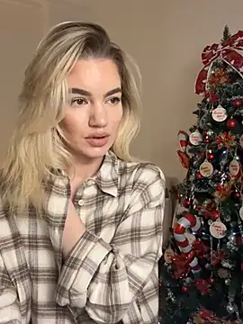 Snapshot of Heidi11 chatting on 12/22/24, 02:38 Heidi11 online show from 12/22/24, 02:38