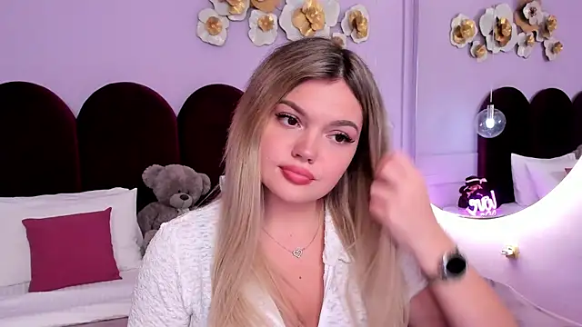 Snapshot of ZaraBloom chatting on 10/06/25, 03:31 ZaraBloom online show from 10/06/25, 03:31