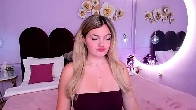 Snapshot of ZaraBloom chatting on 10/20/25, 03:23 ZaraBloom online show from 10/20/25, 03:23