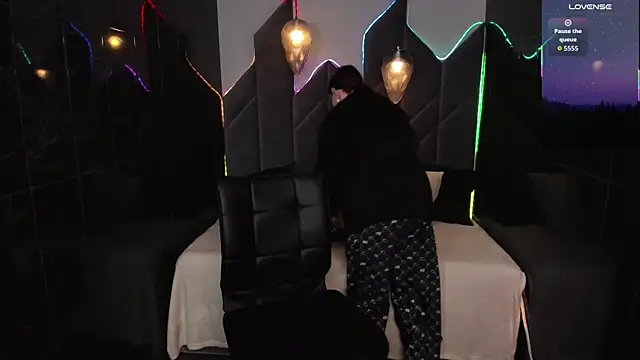 Snapshot of Lily_Moonlight chatting on 12/13/25, 07:53 Lily Moonlight online show from 12/13/25, 07:53