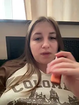 Strawberryyyyik online show from 12/31/24, 06:37