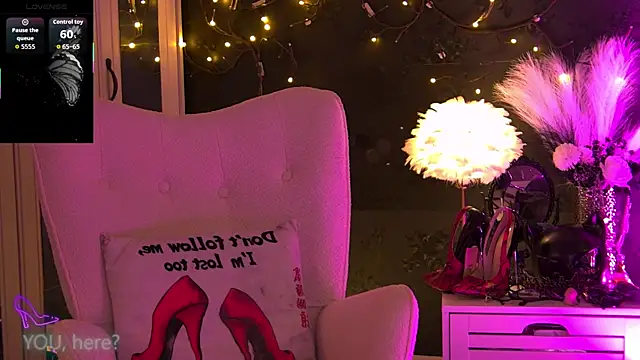 Snapshot of ZoeMesmerize chatting on 11/03/25, 11:44 ZoeMesmerize online show from 11/03/25, 11:44