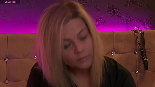 Snapshot of ZoeMesmerize chatting on 11/06/25, 11:00 ZoeMesmerize online show from 11/06/25, 11:00