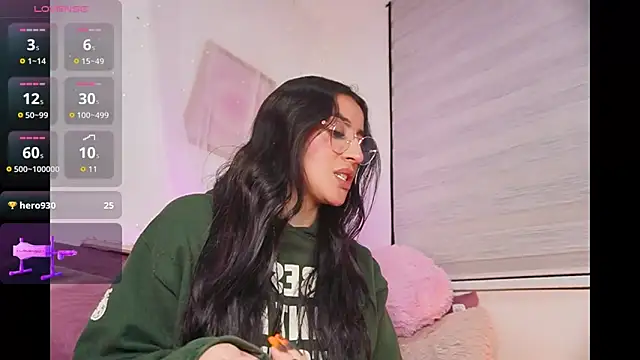 Snapshot of leila_petitee_ chatting on 10/12/25, 11:20 leila petitee  online show from 10/12/25, 11:20