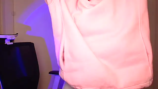 Snapshot of Fantasy_July chatting on 12/20/24, 09:43 Fantasy July online show from 12/20/24, 09:43