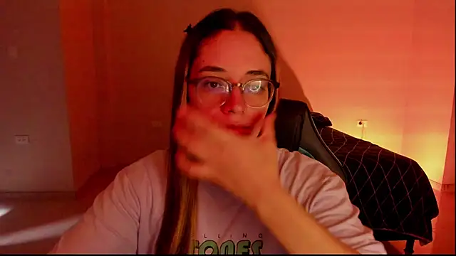 Snapshot of atenas_05_ chatting on 09/12/25, 06:19 atenas 05 online show from 09/12/25, 06:19