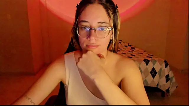 Snapshot of atenas_05_ chatting on 10/08/25, 09:29 atenas 05 online show from 10/08/25, 09:29