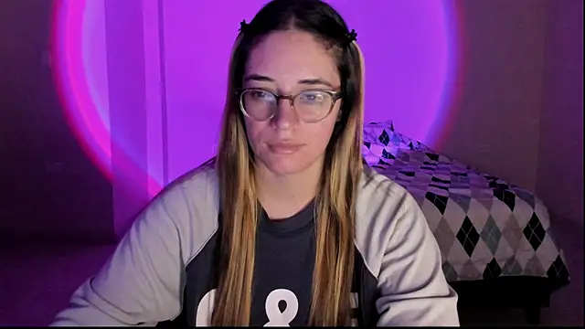 Snapshot of atenas_05_ chatting on 10/12/25, 09:30 atenas 05 online show from 10/12/25, 09:30