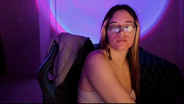 Snapshot of atenas_05_ chatting on 10/13/25, 09:20 atenas 05 online show from 10/13/25, 09:20