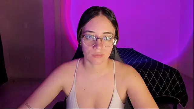 Snapshot of atenas_05_ chatting on 10/19/25, 09:21 atenas 05 online show from 10/19/25, 09:21