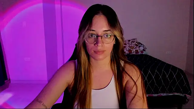 Snapshot of atenas_05_ chatting on 11/08/25, 09:35 atenas 05 online show from 11/08/25, 09:35