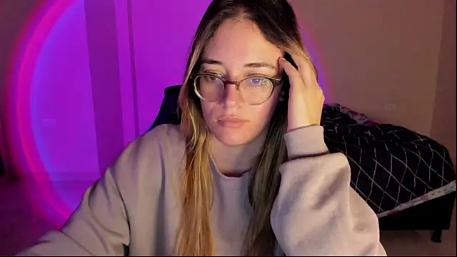 Snapshot of atenas_05_ chatting on 11/11/25, 10:59 atenas 05 online show from 11/11/25, 10:59