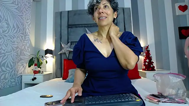 Julianewell online show from 12/18/24, 12:18