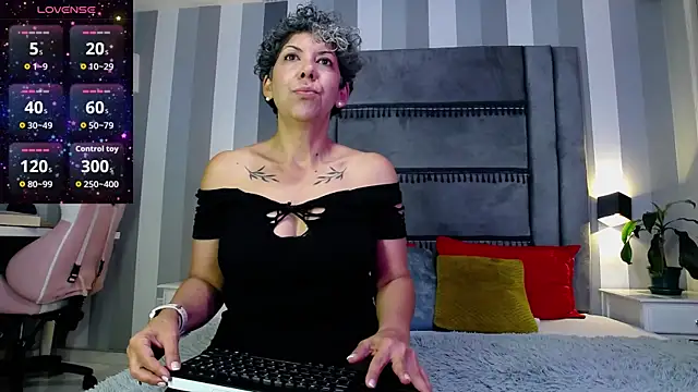 Julianewell online show from 04/30/26, 12:22