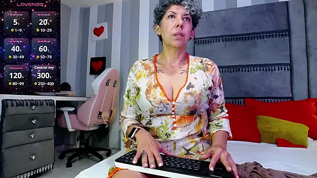 Julianewell online show from 05/06/26, 12:21