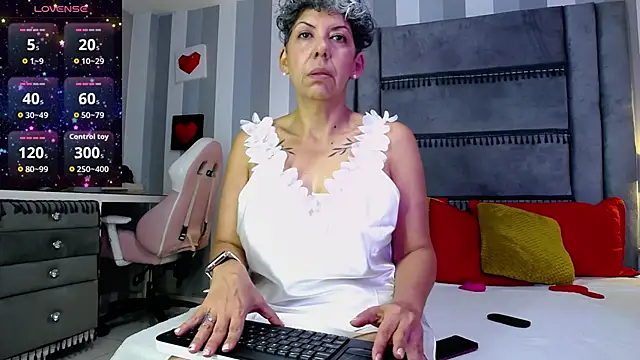 Julianewell online show from 05/08/26, 12:32