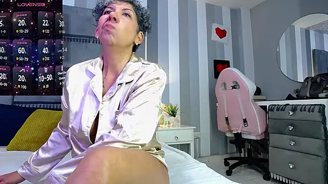 Julianewell online show from 06/12/26, 12:26