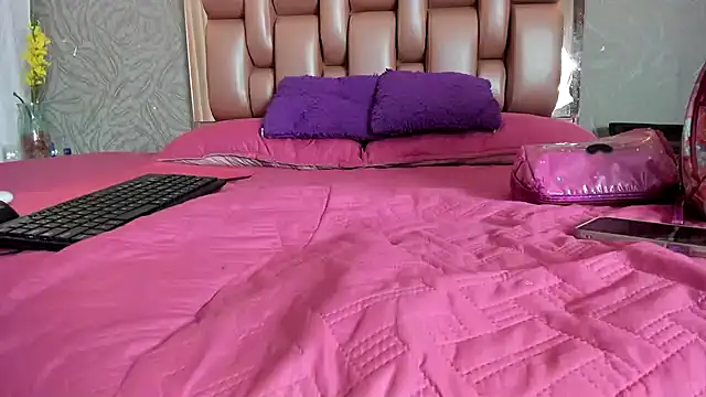 KOURTNEY-- online show from 12/05/25, 01:58