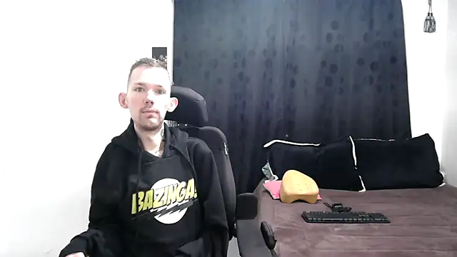 Snapshot of Sophia_and_Thomas chatting on 01/05/25, 08:10 Sophia and Thomas online show from 01/05/25, 08:10