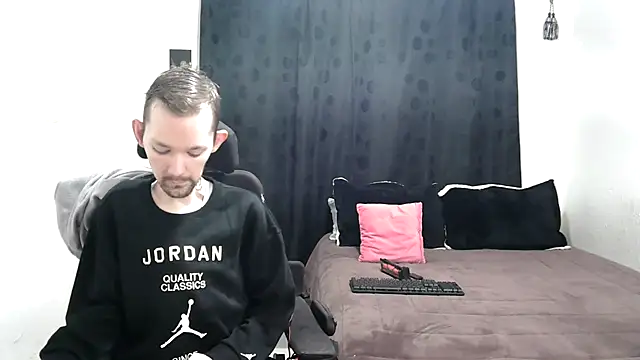 Snapshot of Sophia_and_Thomas chatting on 02/21/25, 09:02 Sophia and Thomas online show from 02/21/25, 09:02