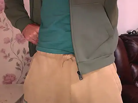 Snapshot of Leo_1617 chatting on 11/19/25, 11:32 Leo 1617 online show from 11/19/25, 11:32