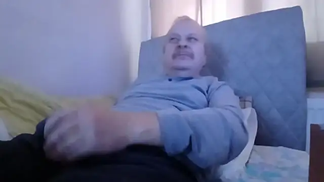 Snapshot of amylrmm1903 chatting on 11/16/25, 12:11 amylrmm1903 online show from 11/16/25, 12:11